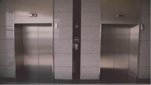 האם לצעירים מותר לעלות במעלית שבת?