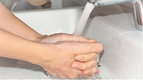 האם מותר לשטוף ידיים בסבון ביוה"כ? 