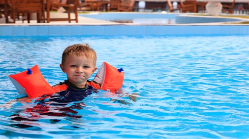 האם בימינו יש חובה ללמד את הבן לשחות?