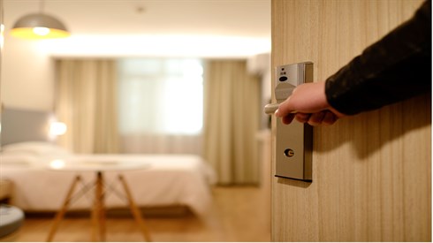 האם מותר להשתמש במפתח דיגיטלי לחדר במלון בשבת?