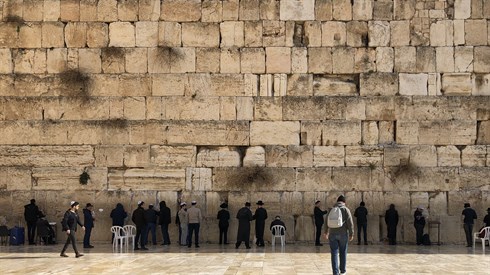 קריאת מגילת איכה וקינות בשידור חי מהכותל המערבי