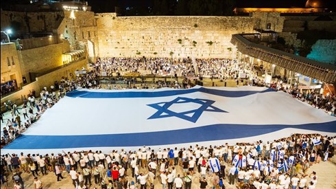 תפילת ערבית חגיגית ופריסת דגל ישראל ענק בשידור חי - יום ירושלים ה58