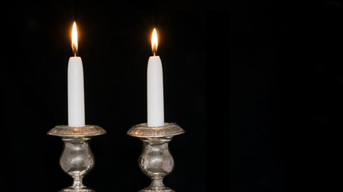 התפילה בהדלקת נרות שבת (shutterstock/Leah613) התפילה בהדלקת נרות שבת