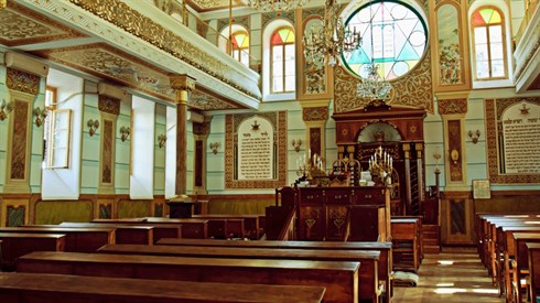 כסף מהביטוח על ספר תורה שנגנב (shutterstock/Roxana Bashyrova) כסף מהביטוח על ספר תורה שנגנב