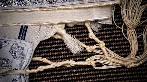 Wearing tzitzit out