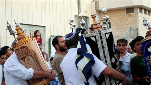 להכניס ספר תורה למקום העבודה? (cc-by-Avital Pinnick) להכניס ספר תורה למקום העבודה?