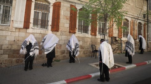 האם ניתן להדליק נרות חנוכה במניין רחוב שמתקיים באופן קבוע? האם ניתן להדליק נרות חנוכה במניין רחוב שמתקיים באופן קבוע?