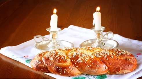 מה ההבדל בין סעודת הלילה לסעודת היום בשבת?