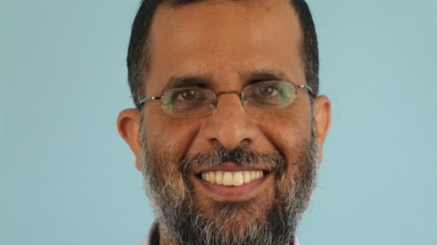 יציאה משירותים לפני הארוחה