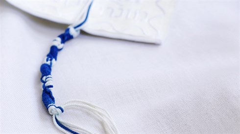 האם לפי הקבלה לא צריך לשים תכלת? האם לפי הקבלה לא צריך לשים תכלת?