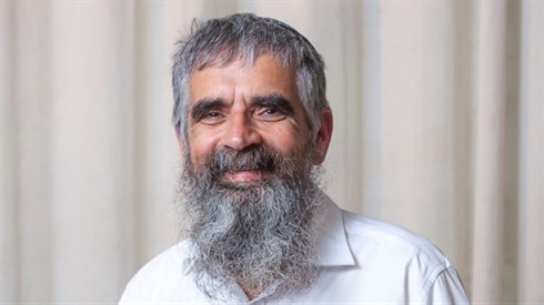 מלך ממית ומחיה מלך ממית ומחיה