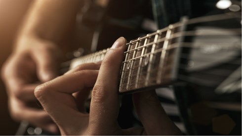 לימוד נגינה בבין המצרים (Shutterstock) לימוד נגינה בבין המצרים