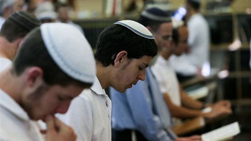 תפילה יחד עם החזן (אתר ישיבה / yeshiva.co) תפילה יחד עם החזן