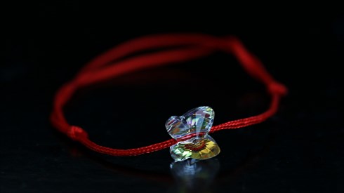 יש משמעות לקשירת חוטים אדומים על היד? יש משמעות לקשירת חוטים אדומים על היד?