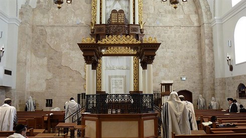 האם כאשר חוזרים מארון הקודש צריך ללכת אחורה? מה הדין כשיוצאים מבית כנסת? האם כאשר חוזרים מארון הקודש צריך ללכת אחורה? מה הדין כשיוצאים מבית כנסת?