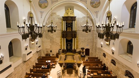 דבר תורה בבית כנסת? רק גברים ( shutterstock / Asaf Eliasonf) דבר תורה בבית כנסת? רק גברים