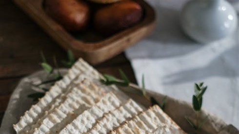 בין פורים לפסח - בין פאסיביות לעשייה. בין פורים לפסח - בין פאסיביות לעשייה.