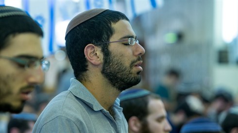 המתפלל - שכינה כנגדו! (אתר ישיבה / yeshiva.co) המתפלל - שכינה כנגדו!