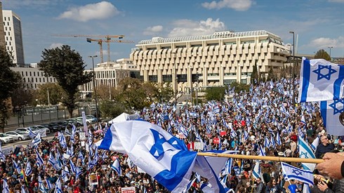 האם צריך לברך "חכם הרזים" בהפגנת המיליון? האם צריך לברך "חכם הרזים" בהפגנת המיליון?