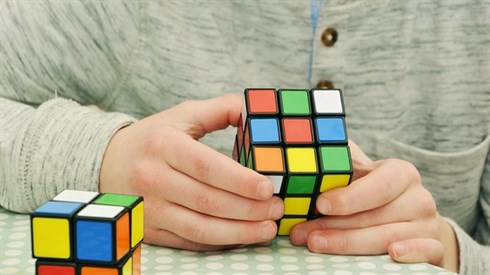 האם מותר לשחק בקוביה הונגרית בשבת? האם מותר לשחק בקוביה הונגרית בשבת?