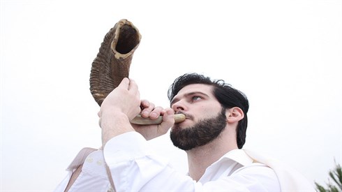 לשמוע קול שופר שתוכו רצוף אהבה לשמוע קול שופר שתוכו רצוף אהבה
