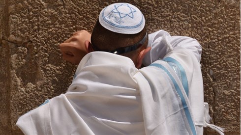 בין כסה לעשור