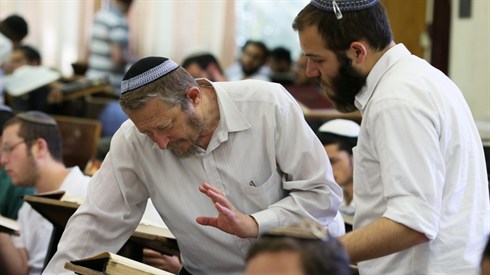 בפני מי צריך לקום? בפני מי צריך לקום?