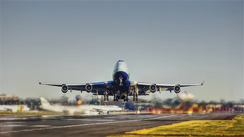 טיסה לחו"ל בחופש: מתי זה מותר ומתי איסור גמור? (airplane-2745898_1920) טיסה לחו"ל בחופש: מתי זה מותר ומתי איסור גמור?