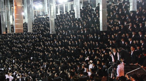 עם החרדים או החילונים? עם החרדים או החילונים?