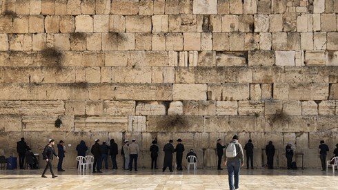 קריאת מגילת איכה וקינות בשידור חי מהכותל המערבי קריאת מגילת איכה וקינות בשידור חי מהכותל המערבי