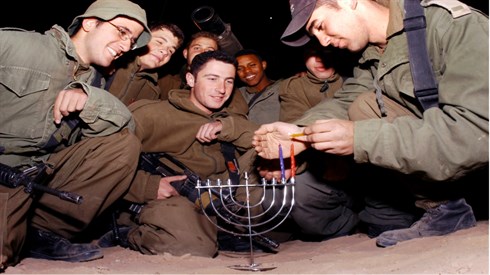 האם חיילים יכולים להדליק נרות חנוכה בשטח? האם חיילים יכולים להדליק נרות חנוכה בשטח?
