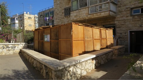 סוכה מתחת פרגולה ממתכת סוכה מתחת פרגולה ממתכת