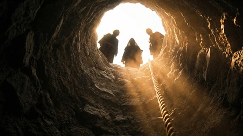 הקשר בין מקום הנחת נרות חנוכה והבור של יוסף הקשר בין מקום הנחת נרות חנוכה והבור של יוסף
