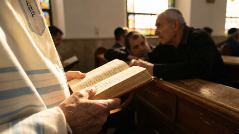בין אדם לחברו בבית הכנסת