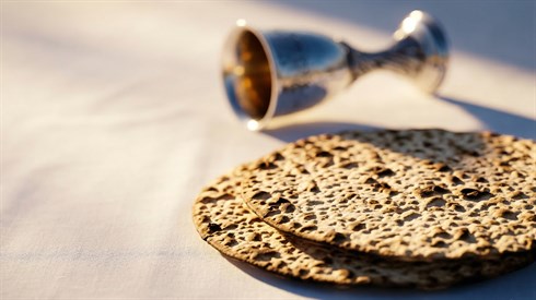 מצוות אכילת מצה: ההלכות, ההגדה וסודו של אליהו הנביא מצוות אכילת מצה: ההלכות, ההגדה וסודו של אליהו הנביא