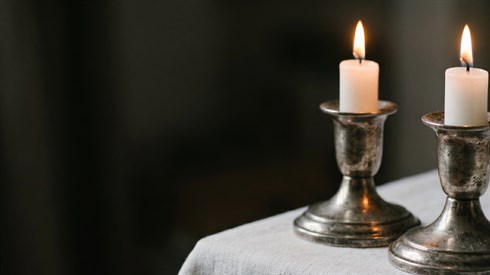 הדלקת נרות שבת כשאבא ואמא לא בבית הדלקת נרות שבת כשאבא ואמא לא בבית